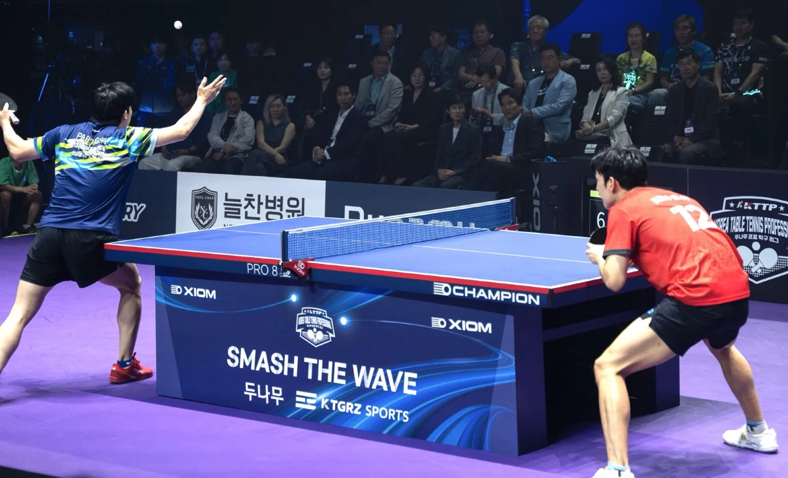 2025 두나무 프로탁구리그 경기 장면, 테이블 측면에 KTGRZ SPORTS 로고